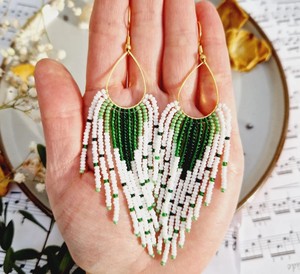 Pendientes Hechos a Mano con Cuentas de Semillas, Pendientes con Flecos, Blancos y Verdes - Product Image 2