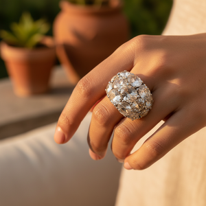 Bague tendance pour femme plaquée or, coupe princesse, avec incrustation de pierres précieuses couleur champagne, forme chiffre en argent - Product Image 1