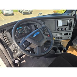 Camión Tractor Diésel Freightliner Cascadia 126 2026 con Volante a la Derecha, Motor Cummins de 450hp, Emisión Euro 6, Suspensión Neumática, 6x4 - Product Image 2