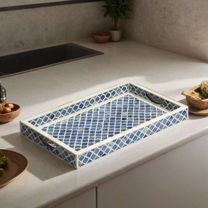 Plateau de service en os incrusté de motifs floraux |   Plateau décoratif artisanal bleu et blanc avec motif floral délicat, disponible - Product Image 5