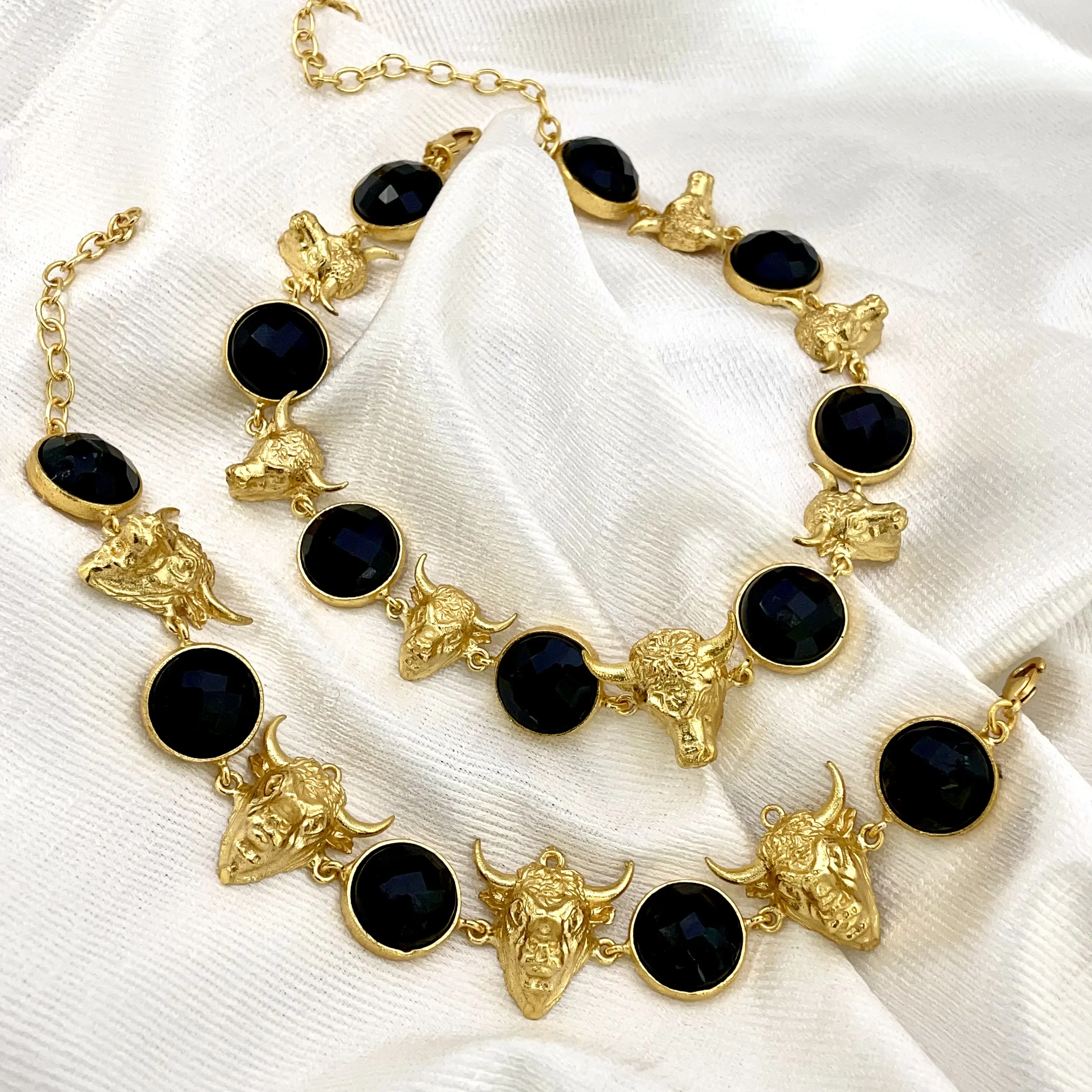 Ensemble de bijoux plaqué or de bracelet et collier de pierres précieuses de taureau et d'onyx noir produit premium fait main pour les fillesSKU7358