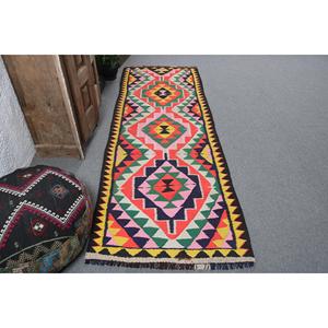 Alfombra Turca Vintage de 3x8.5 pies (90x259 cm), Alfombra Herki con Bordes Rojos y Verdes - Product Image 1