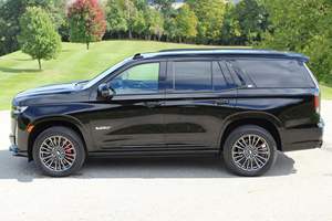 Escalae V SUV 2022, 682 hp, Motor V8 Supercargado, Tracción en las Cuatro Ruedas, Sistema de Sonido AKG Studio, Asientos de Cuero, Faros LED, Techo Panorámico Automático - Product Image 2