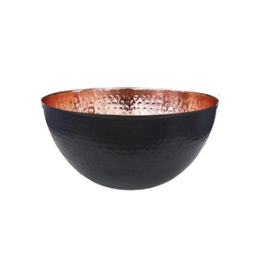 Apportez un charme intemporel à votre cuisine avec ce bol en cuivre noir martelé - Product Image 1