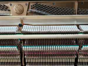 Piano vertical clásico japonés KAWAI BL51, tono equilibrado, calidad de exportación, diseño refinado, 88 teclas, excelente calidad de sonido. - Product Image 3