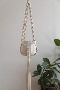 Jardinière en corde de macramé en coton pour plantes d'intérieur, offrant un support durable et un look artisanal élégant - Product Image 4