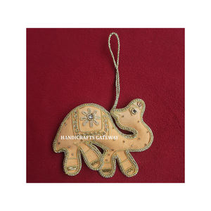 Diseño creativo de forma de camello, producto hecho a mano, adorno navideño, bordado Zari, trabajo con cuentas para adorno colgante de árbol - Product Image 1