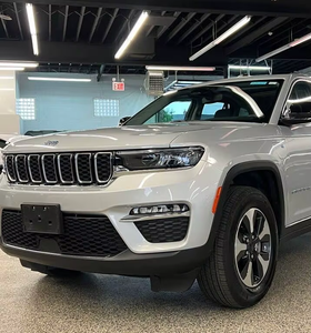 Jeep Grand Cherokee 4xe 4WD hybride d'occasion 2024, transmission automatique, intérieur foncé, sièges en cuir, pneus R19, conduite à gauche - Product Image 1