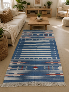 Tapis moderne en coton tissé à la main, bleu rayé, motif aztèque géométrique avec franges et pompons pour salon et décoration intérieure - Product Image 4