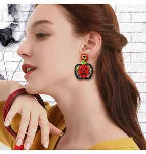 Boucles d'oreilles tendance en perles de graine de citrouille pour femmes, style Jack-o'-lantern d'Halloween, pendantes, bijoux fantaisie pour fêtes et occasions amusantes - Product Image 1