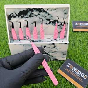 Pince à épiler d'extension de cils en acier inoxydable à pointe rose et noire à 45 degrés de haute qualité - Product Image 1