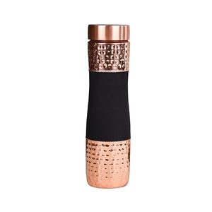 Botella de agua moderna de cobre de color negro con diseño martillado en la parte superior e inferior Más vendido disponible al precio más bajo para la venta - Product Image 1