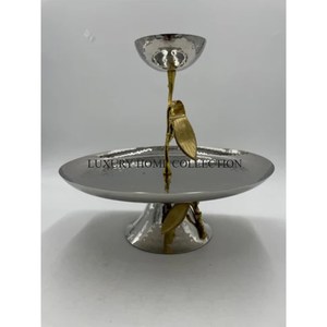 Encantadores cuencos de metal para servir con un acabado rústico y detalles elegantes perfectos para crear un ambiente acogedor y acogedor para comer. - Product Image 3