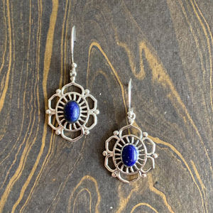 Boucles d'oreilles pendantes classiques en lapis-lazuli avec motif floral et numérique, 3,7 grammes, parfaites pour mariage et fête, idéales comme cadeau de mariage. - Product Image 1