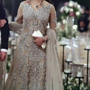 NUEVO-IMPRESIONANTE BORDADO EN EL PISO DE NOVIA-VESTIDO DE LONGITUD Y DUPATTA CON CUENTAS DE CRISTAL EMBELLECIDAS, TRABAJO DE DABKA PARA BODA @ 2024 - Product Image 1