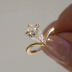 แหวนหมั้นเพชรทรงลูกแพร์ 1.50 กะรัต เพชรเลี้ยงในห้องปฏิบัติการ ดีไซน์หรูหรา ทองคำแท้ 14K ดีไซน์แบบพันรอบ แหวนเพชรทรงลูกแพร์ทรงเหลี่ยมเจียระไนแบบบริลเลียนต์ - Product Image 4