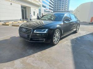 Audi A8 50 TFSI 4.5L V6 d'occasion automatique à traction intégrale avec sièges en cuir, intérieur foncé, essence, toit ouvrant panoramique, caméra de recul 360° - Product Image 2