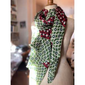 Manteau ou vêtement long en fine laine mérinos, vert, imprimé, style géométrique - Product Image 2