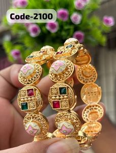 Magnifiques bracelets en laiton de style Rajwadi avec design inspiré du temple Pierres étincelantes Finition dorée classique pour les collections de mariée - Product Image 5