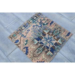 Tapis turc 2,3 x 2,6 pieds, petit tapis vintage, tapis persan en laine bleu et marron - Product Image 2