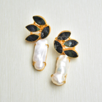 Anting-anting gantung kluster daun Vasonite Mutiara Baroque, berlapis emas 18K, kuningan anti-korosi, bebas nikel, hipoalergenik, berbentuk bunga