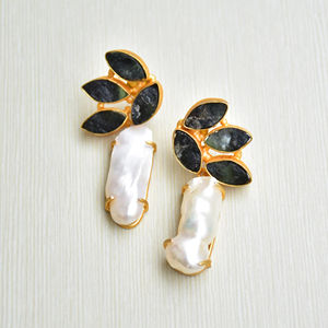 ต่างหูทองเหลืองแบบขายส่ง ประดับมุกและอัญมณ์แท้ เคลือบผิวทองเหลืองแบบซาติน ดีไซน์ทันสมัย พร้อมส่ง - Product Image 5