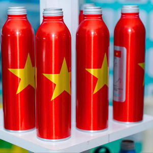 Bouteilles d'eau modernes en aluminium de gros pour marques – Fabricant vietnamien, légères et écologiques pour les boissons - Product Image 1