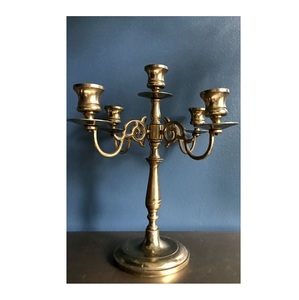 Candélabre en métal à finition antique avec bras ornés, idéal pour la décoration d'inspiration vintage, les centres de table et les célébrations - Product Image 4