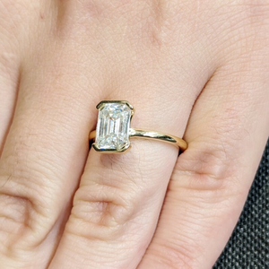Bague de fiançailles pour femme, élégance, diamant de laboratoire taille émeraude 5 carats, serti demi-bélière, or jaune 14 carats, certifié IGI - Product Image 1