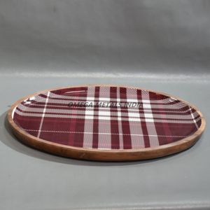 Plateau en bois d'acacia fait main New Look avec motif à carreaux classique et bords lisses pour la cuisine moderne et la salle à manger - Product Image 2