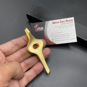 Pinzas para cejas profesionales sostenibles de acero inoxidable con agarre ancho y chapado en oro Pinzas para cejas inclinadas con logotipo personalizado con punta puntiaguda - Product Image 2