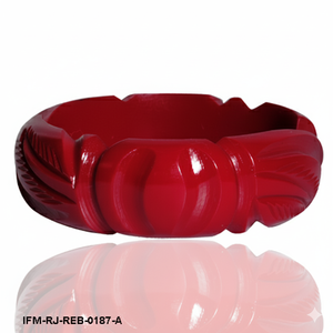 Bracelet en résine rouge sculpté à la main avec motif de feuille, bracelet géométrique audacieux inspiré de la nature pour femme - Product Image 5