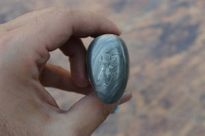 MANCHE MICRTA EN ACIER DAMAS FAIT MAIN SUR MESURE BEAU COUTEAU BOWIE DE CHASSE AVEC GAINE EN CUIR par COUTEAUX MAKER. - Product Image 4