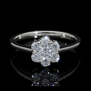 Elegante anillo de racimo de diamantes de una sola flor de oro de 14 quilates con diamantes naturales de corte redondo en Ajuste de punta para una sofisticación atemporal - Product Image 3
