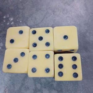 Dados de Juego de Alta Calidad Hechos a Mano, Ecológicos, Tallados en Hueso y Cuerno de Búfalo, Diseño Personalizable de 4 Caras, Tamaño Moderno, Artesanía Atemporal - Product Image 1