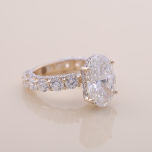 Bague de fiançailles et de mariage en or jaune/blanc/rose 14 carats avec halo de diamants ovales cultivés en laboratoire certifiés IGI et bande de diamants - Product Image 6