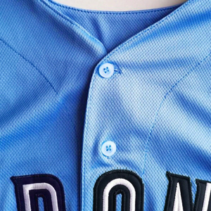 Maillot de baseball personnalisé avec emballage complet, boutons et motif imprimé, respirant, idéal pour l'entraînement des équipes et les tournois - Product Image 4