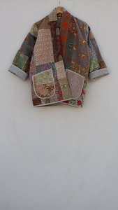 Veste d'hiver de style japonais fait à la main Robe Kantha brodée de fleurs avec motif de lettres imprimées en blocs Veste Kantha - Product Image 2