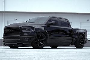 RAM 1500 Laramie Night Edition 4x4 2023, faible kilométrage, boîte de vitesses automatique, direction à gauche, pneus R20, état sombre - Product Image 4