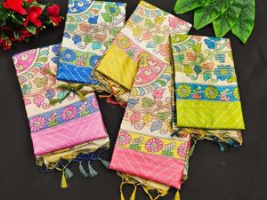 Sari en tissu de soie douce avec imprimé magnifique et pièce de Blouse contrastante et pompons sur le côté de la bordure motif traditionnel - Product Image 6