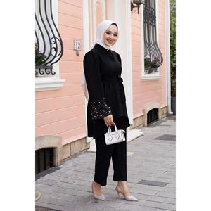 Ensemble hijab 2 pièces traditionnel noir avec détail élégant de perles sur les manches - Product Image 3