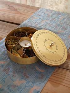 Caja de Especias de Latón Premium para la Organización de la Cocina del Hogar, Ofrece Material Duradero y un Diseño de Herencia Auténtica - Product Image 2