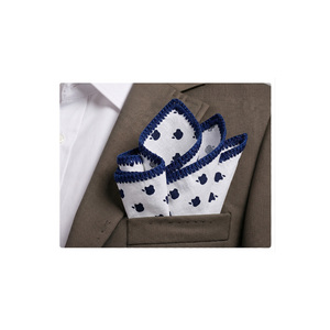 Pañuelo de bolsillo blanco con borde tejido a mano y un intrincado diseño de manzanas para uso decorativo - Product Image 2