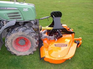 รถแทรกเตอร์สีเขียวขับเคลื่อนสี่ล้อพร้อมห้องโดยสารและหลังคาสีขาว - Product Image 2