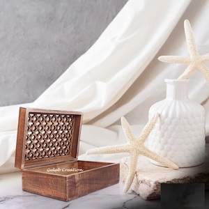 Boîte à souvenirs en bois brun avec motif en treillis et couvercle à charnière Boîte de rangement décorative pour bijoux, cadeaux et organisation de la maison - Product Image 5