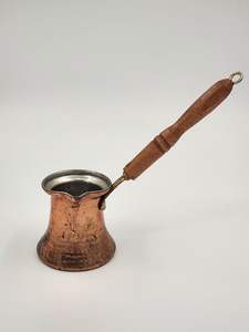 Cafetera de Latón Pulido Brillante que Refleja una Artesanía Premium para Experiencias de Servicio Elegantes en el Hogar, Cafeterías, Eventos y Lujo - Product Image 2