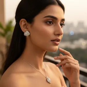 ต่างหูเงินประดับคริสตัลรูปใบไม้สำหรับผู้หญิง - Product Image 1