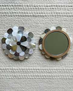 Espejo de bolsillo de madera ecológico personalizado de lujo con incrustaciones de perlas blancas decorativas para uso doméstico de cumpleaños - Product Image 2