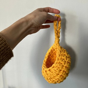 Panier suspendu vert fait à la main, solution de rangement compacte pour les clés, les plantes, les accessoires et la décoration de la maison, en provenance d'Inde - Product Image 3