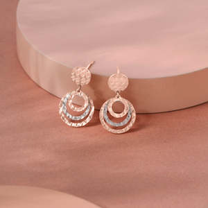 Boucles d'oreilles plaquées or Orbelle Charm Drops & Dangler - Bijoux classiques géométriques avec accent de perles et de diamants pour mariage, fête ou cadeau - Product Image 1